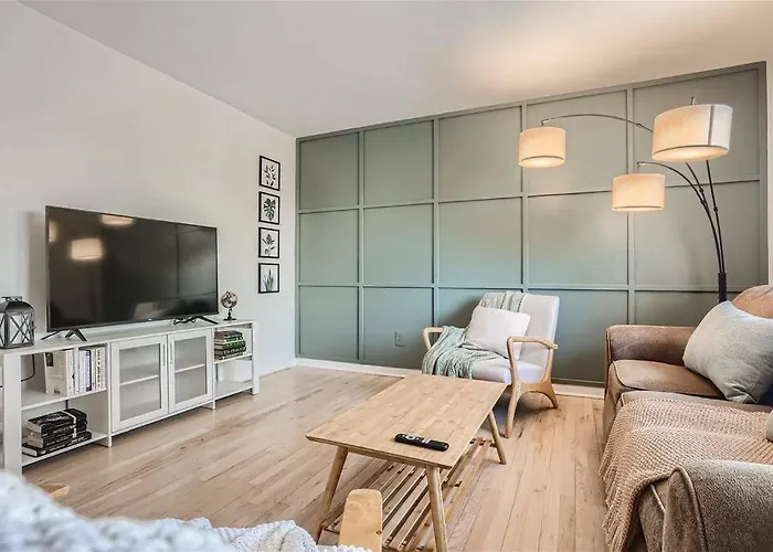 Serene, Spacious Home In Quiet Neighborhood With Fenced Yard
